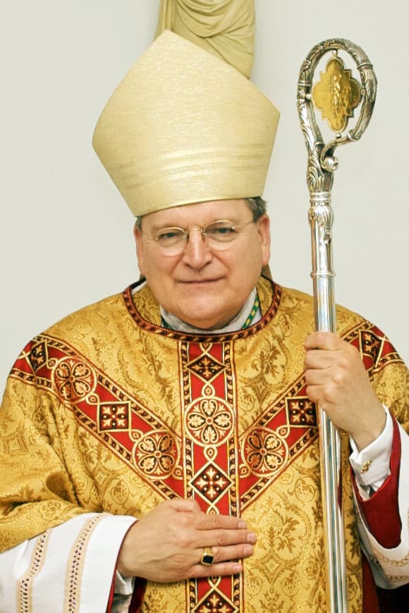 L'archevêque Raymond Burke en ornements dorés, mitre et crosse, en 2008