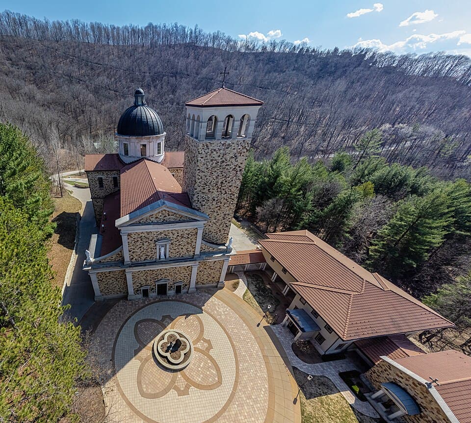 Vue aérienne de l'église du sanctuaire Notre Dame de Guadalupe à La Crosse, tour et coupole au dessus des bois