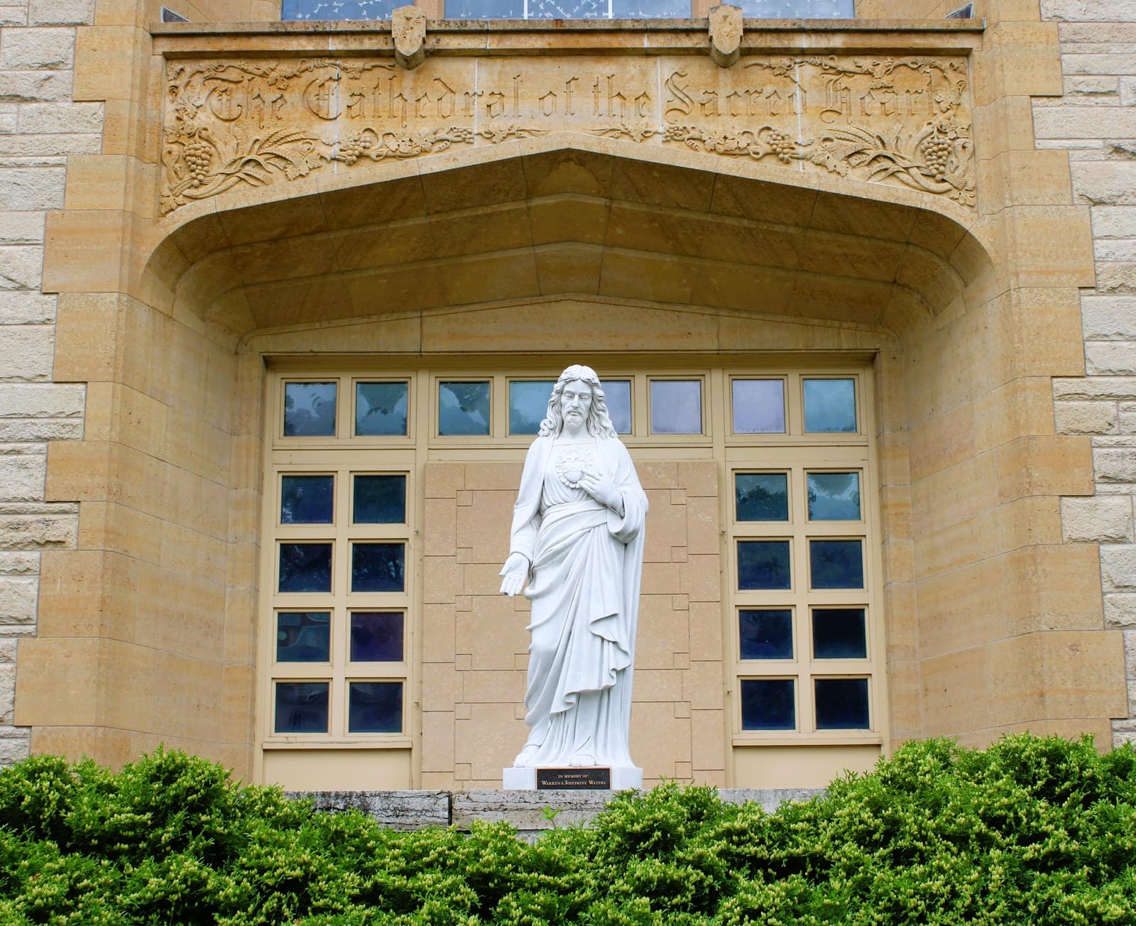 L'ingresso della cattedrale del Sacro Cuore a Winona, Minnesota