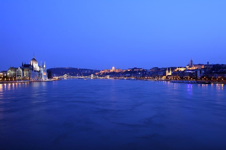 Le Danube à Budapest au crépuscule, avec le Parlement hongrois sur la rive
