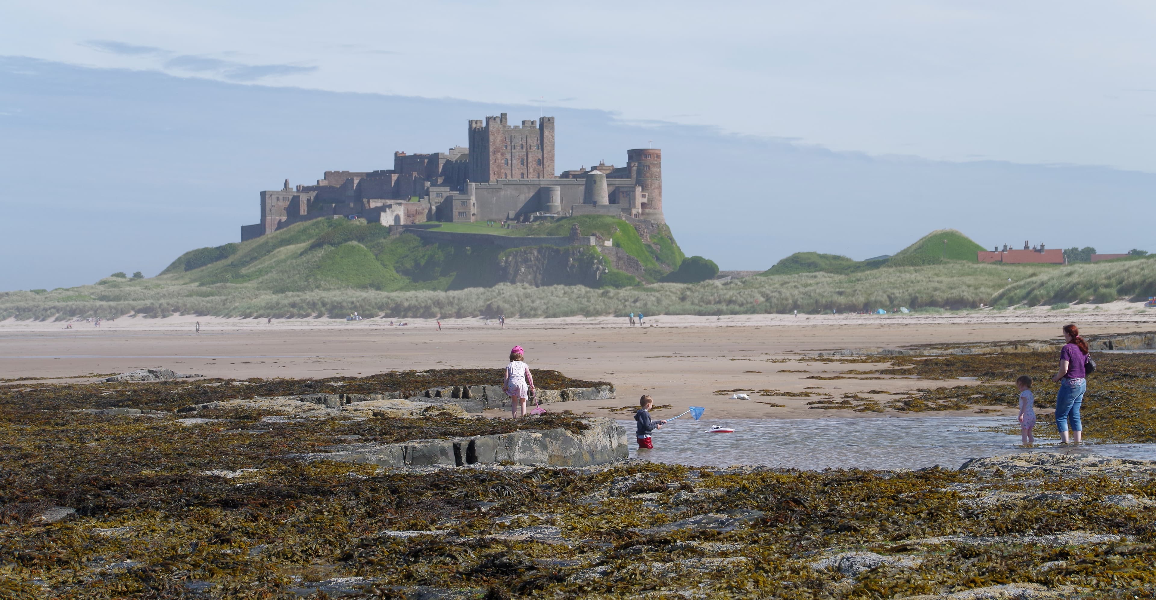 Château de Bamburgh vu depuis la plage, sur la côte de Northumbrie.