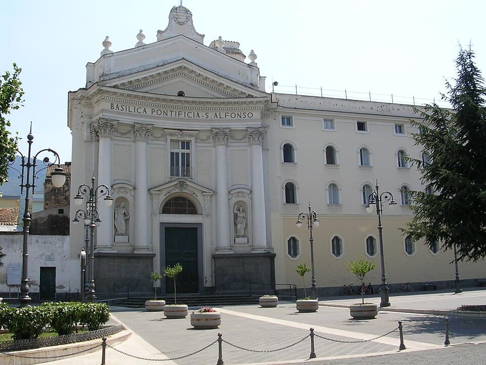 Fachada de la basílica de San Alfonso en Pagani