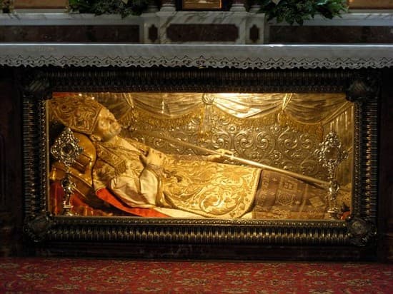 Urna de san Alfonso en la basílica de Pagani