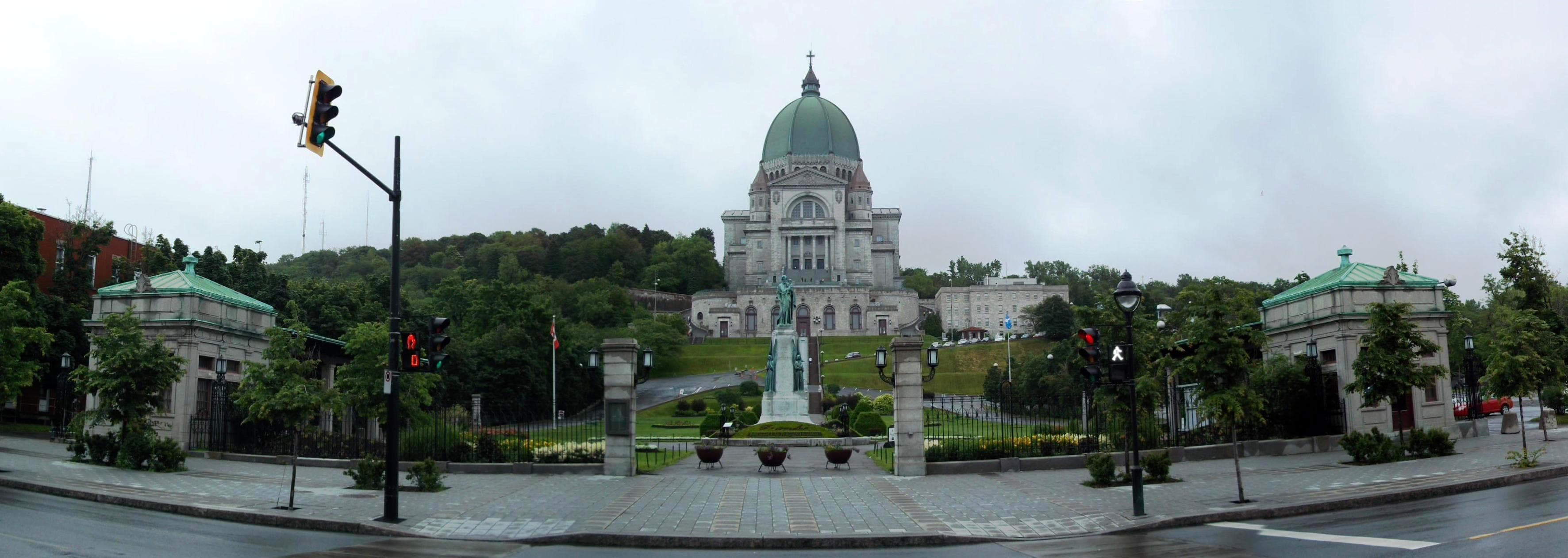 Panorama de la basilique de l’Oratoire Saint-Joseph du Mont-Royal en 2011.