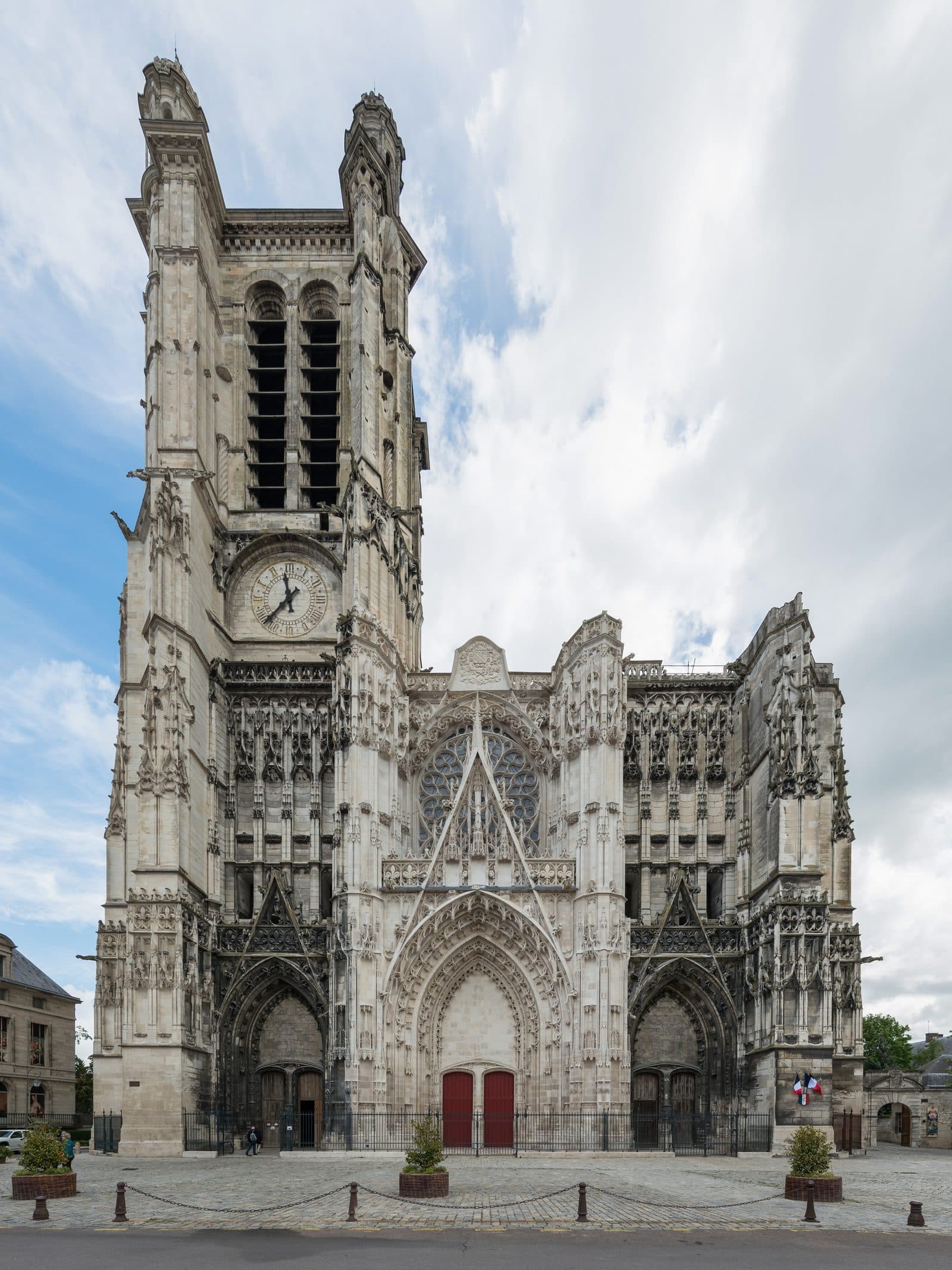 La facciata occidentale della cattedrale di Troyes, custode delle reliquie di san Bernardo