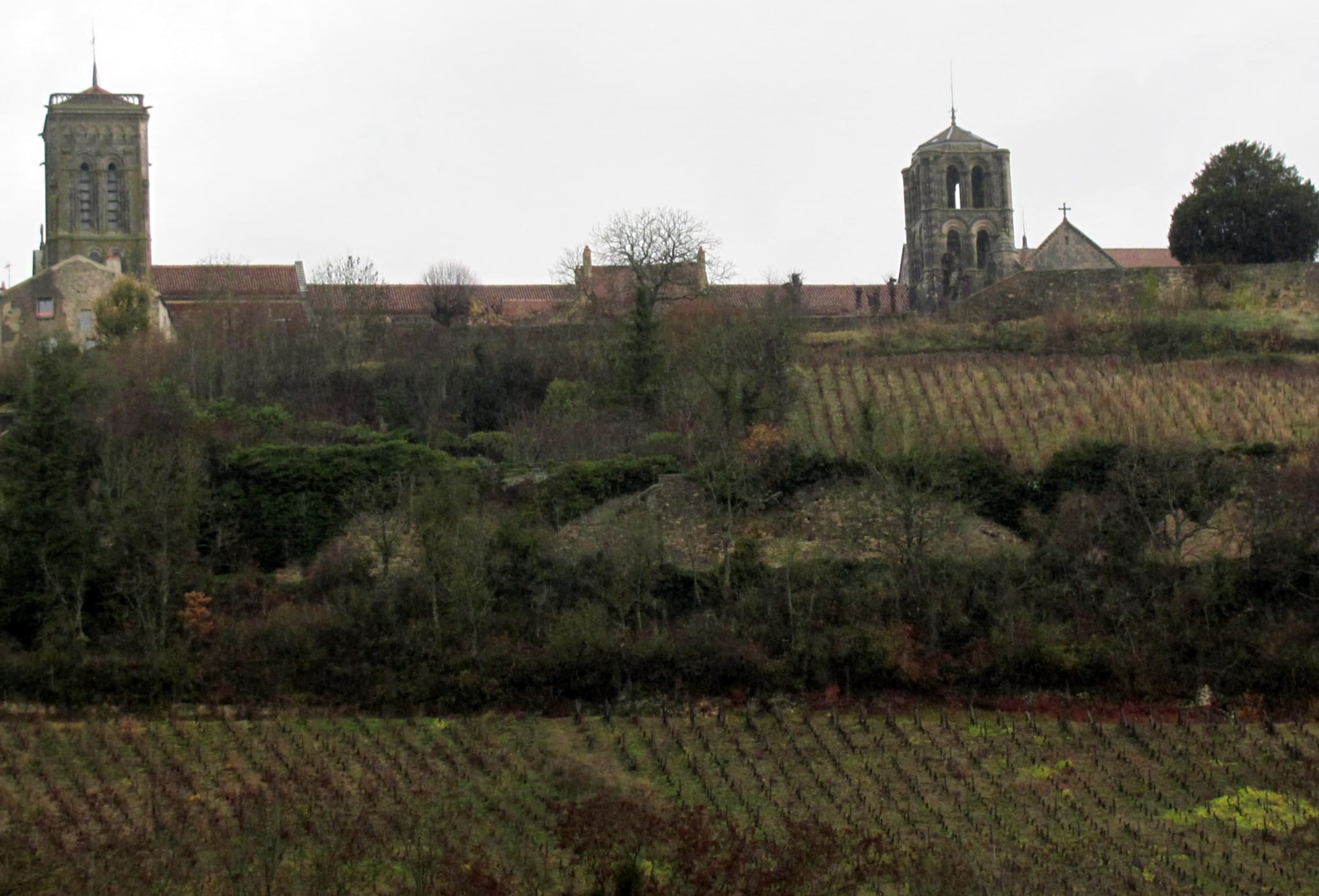 Blick auf die Basilika von Vézelay vom Hügel aus