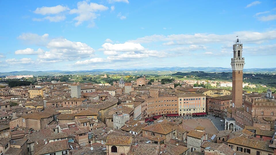 Widok Piazza del Campo w Sienie i Torre del Mangia