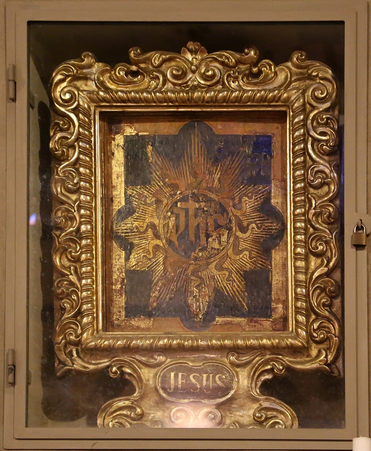 Tabliczka z IHS z XV wieku, tradycyjnie podarowana przez Bernardyna po kazaniu