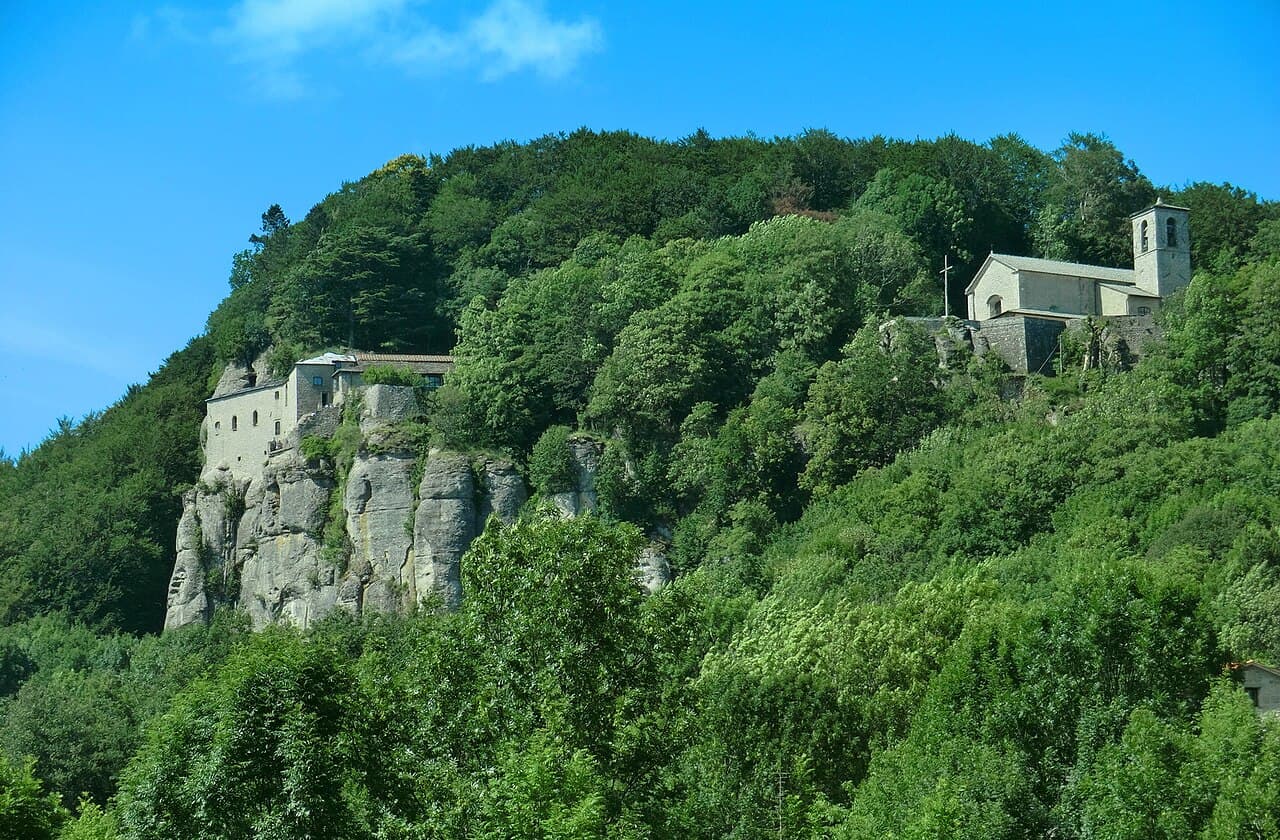The sanctuary of La Verna atop its wooded cliff