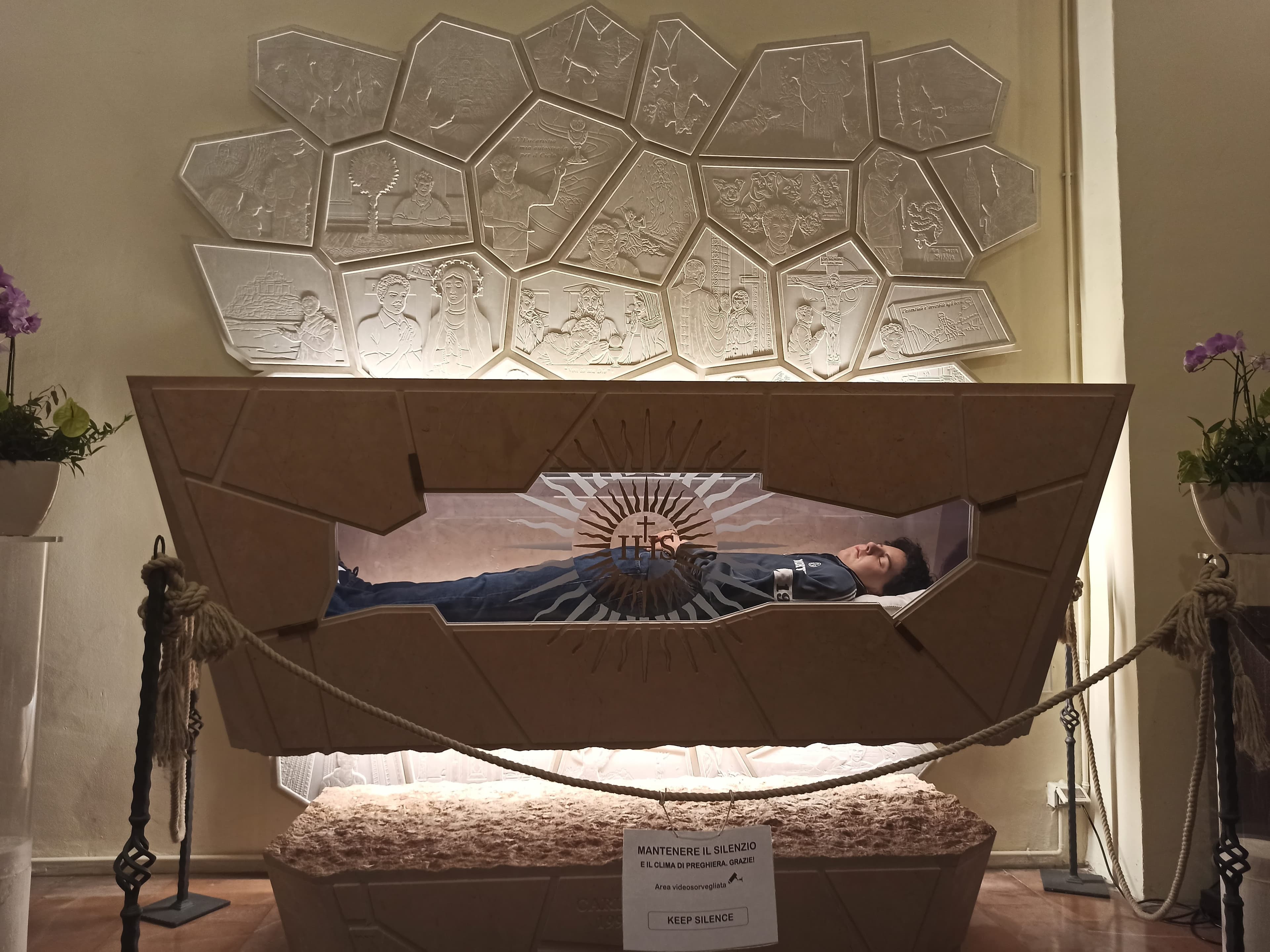 Tomba di san Carlo Acutis nel santuario della Spogliazione ad Assisi.