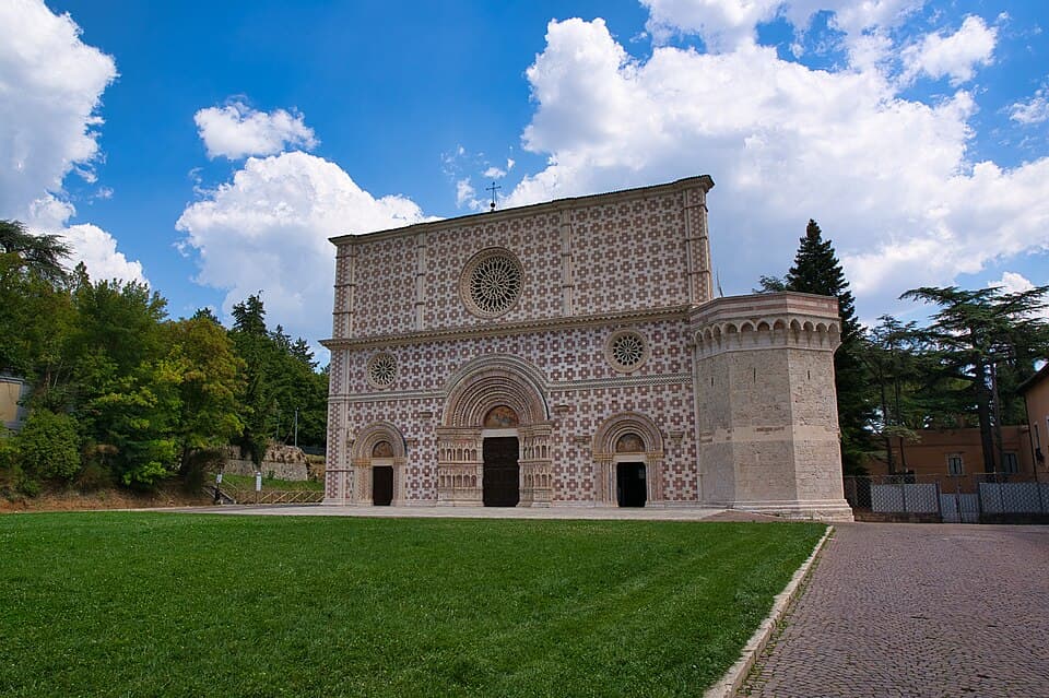 Fassade der Basilika Santa Maria di Collemaggio in L'Aquila.