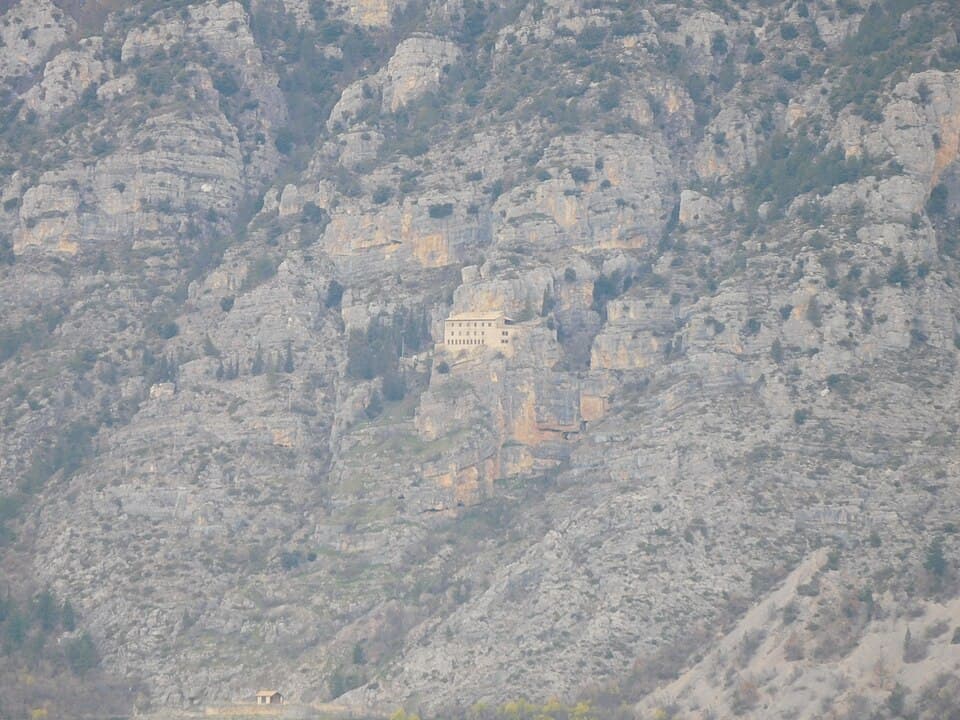 Die an die Felswand über Sulmona geschmiegte Eremitage Sant'Onofrio al Morrone.