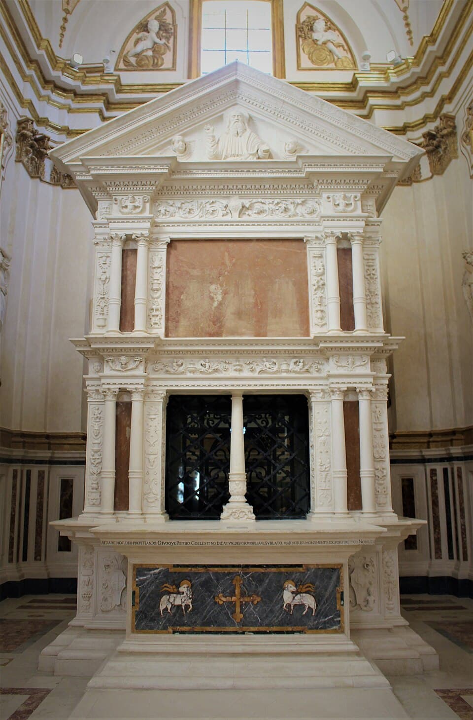Mausoleum des heiligen Coelestin V. in der Basilika Santa Maria di Collemaggio.