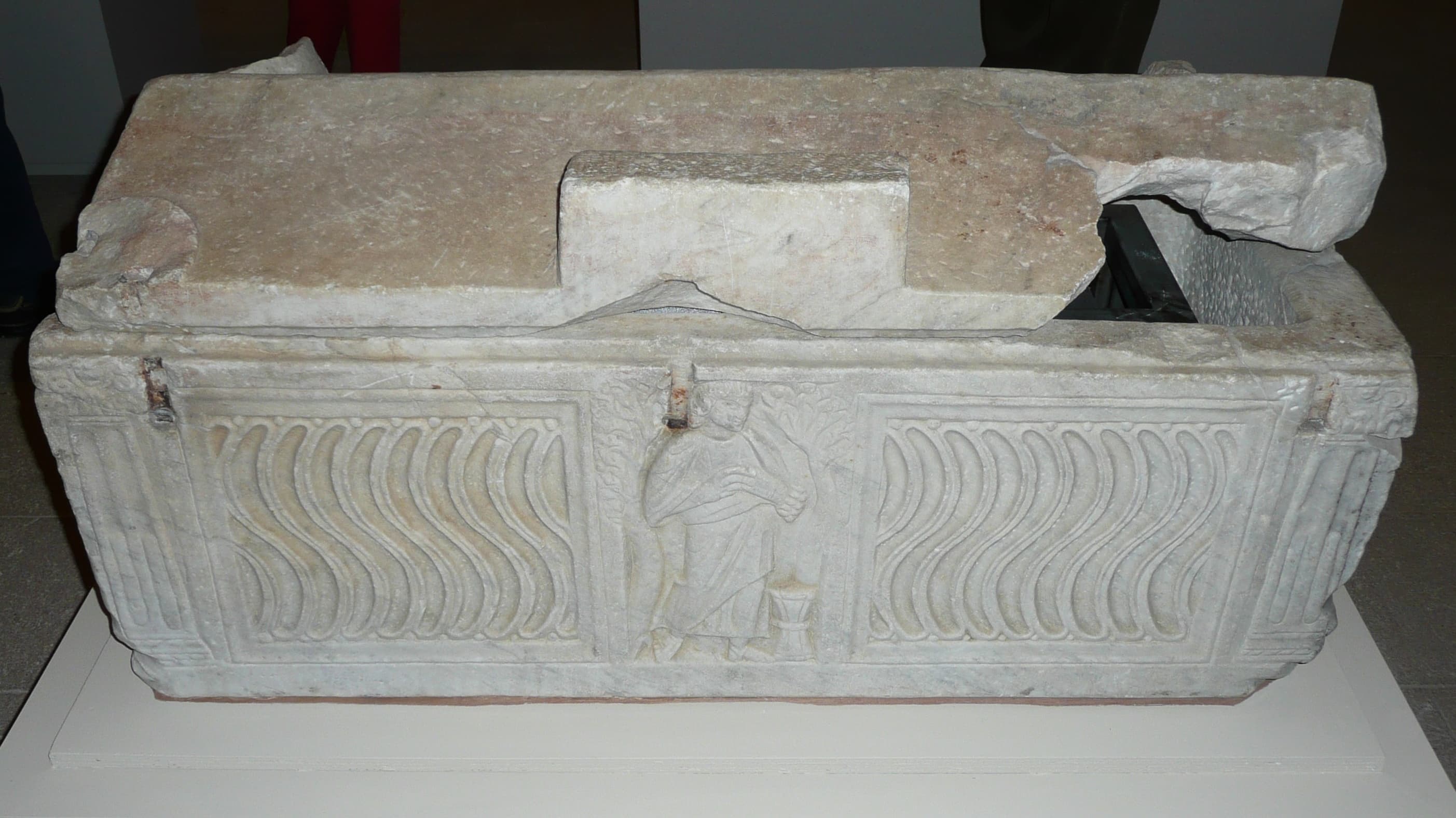 Sarcophage d'enfant ayant servi de reliquaire de saint Césaire au Musée départemental de l'Arles antique
