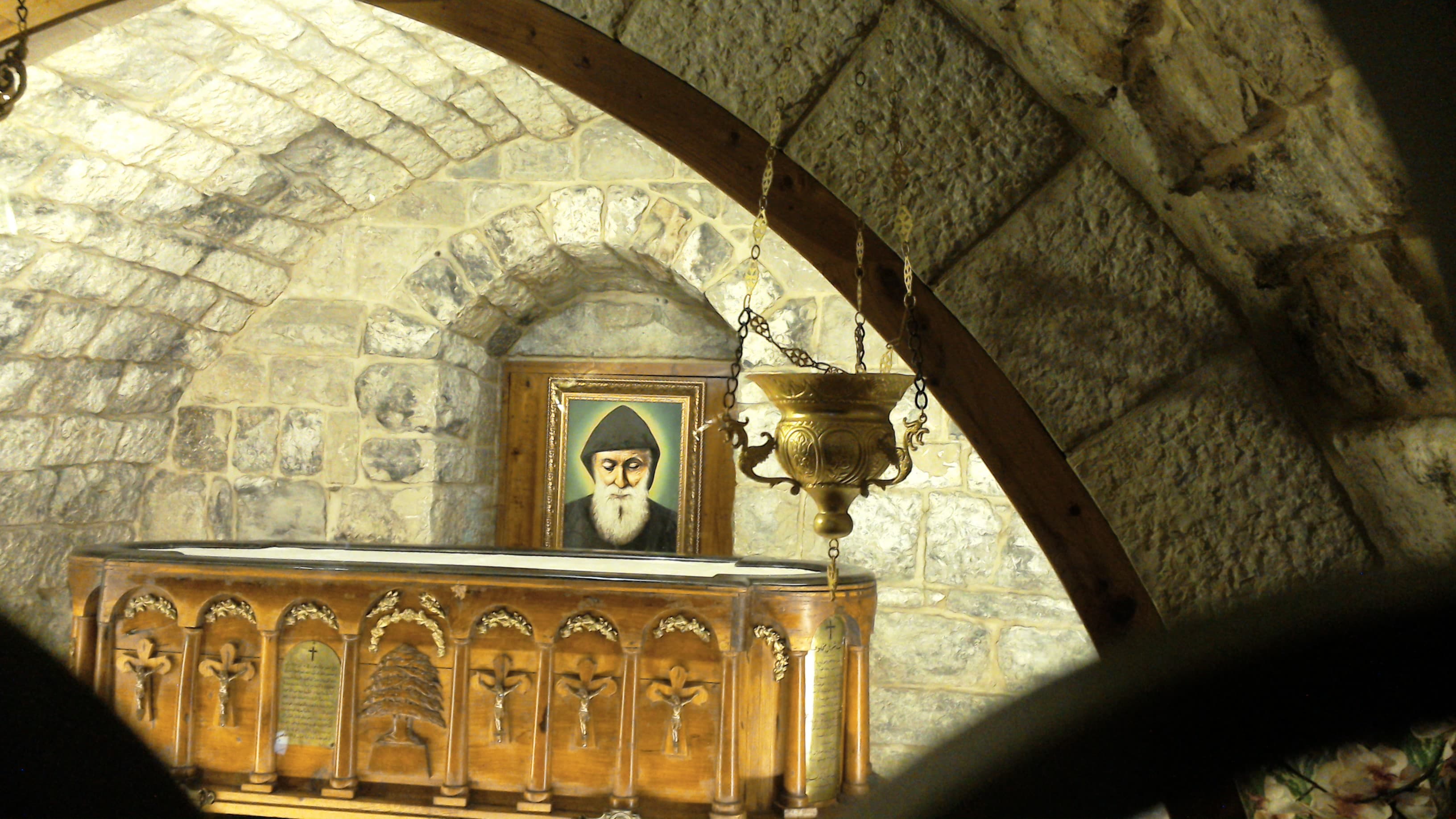 La tomba di san Charbel in una sala voltata del monastero di Annaya, fotografata nel 2015