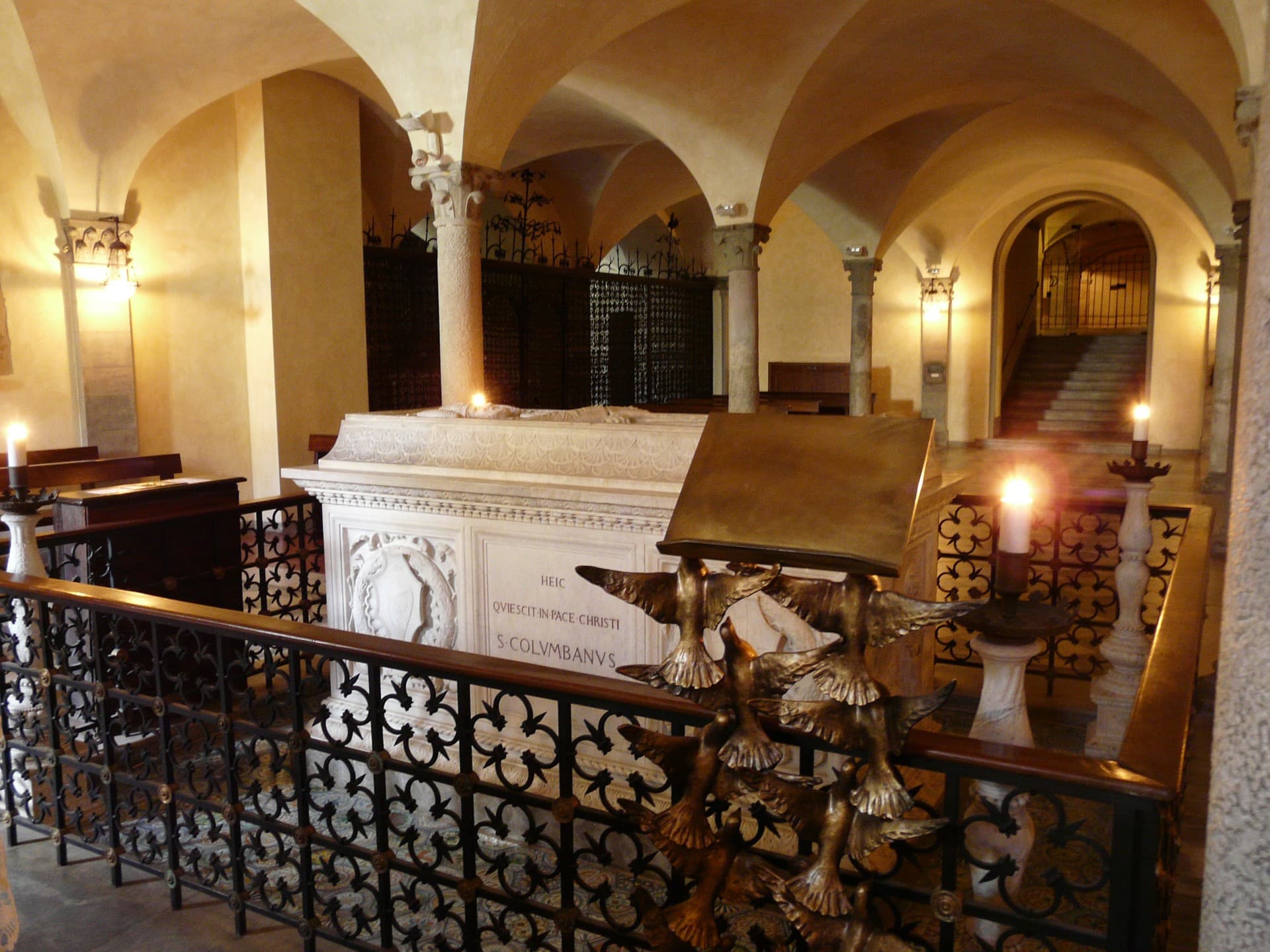 La cripta della chiesa abbaziale di Bobbio, con la tomba di san Colombano