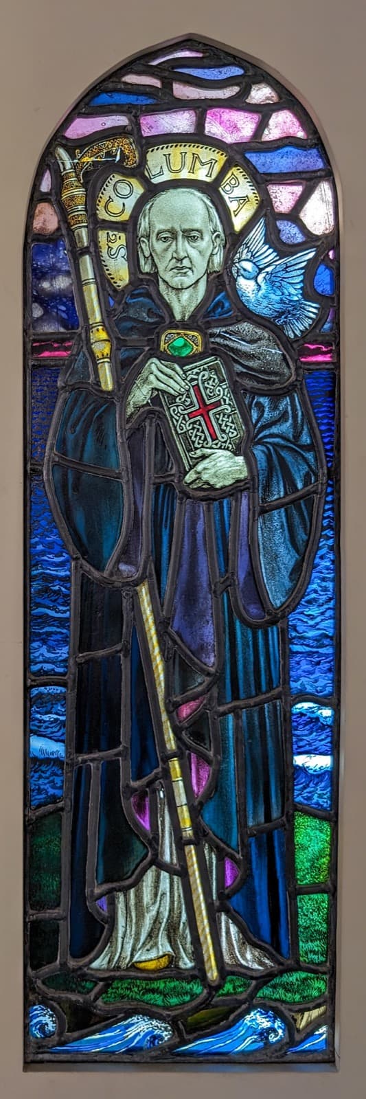 Vitrail représentant saint Columba avec un livre et une colombe