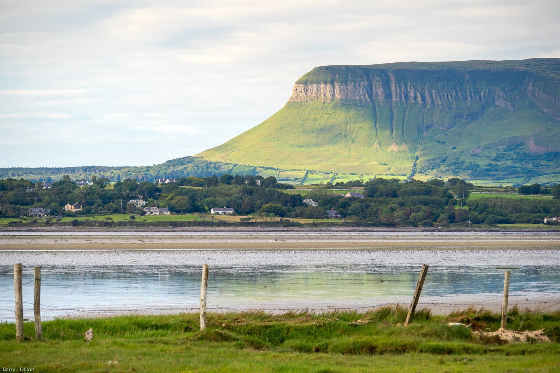 O monte Benbulben no condado de Sligo ao pôr do sol, perto do campo de batalha de Cúl Dreimhne