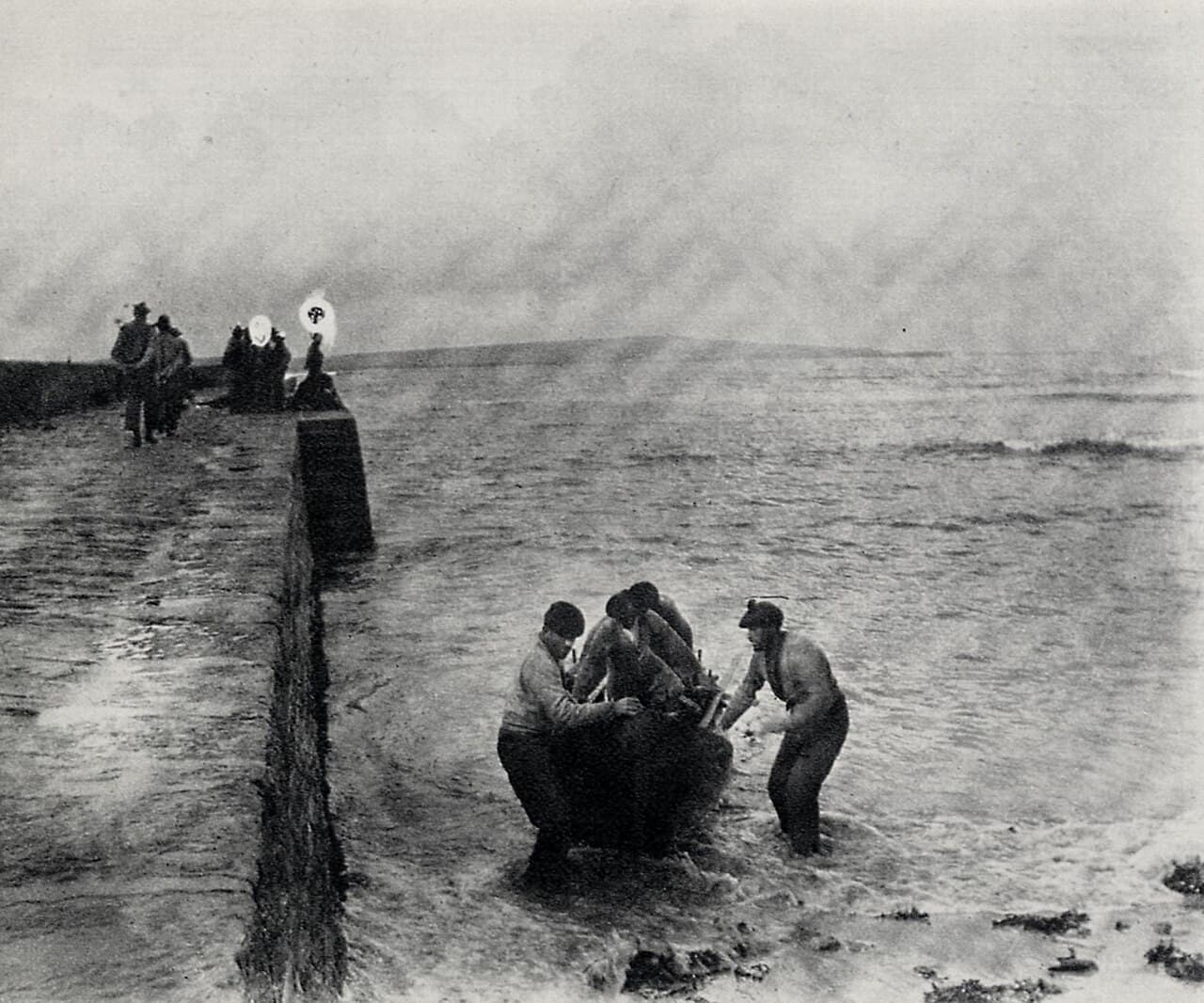 Desembarque de um currach, barco irlandês de remos forrado de peles, nas ilhas Aran, fotografia histórica