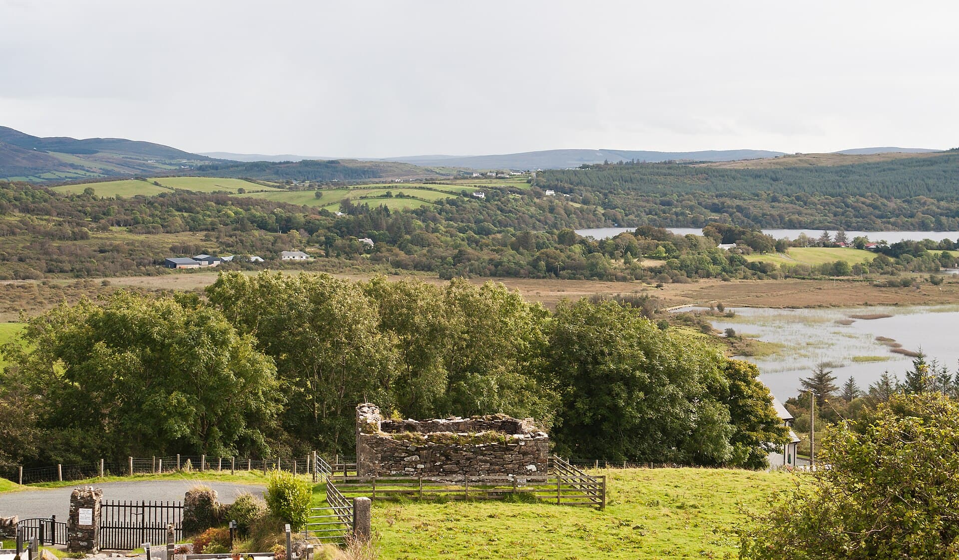 Capela de São Columbkille e o lago de Gartan no condado de Donegal, terra natal de São Columba