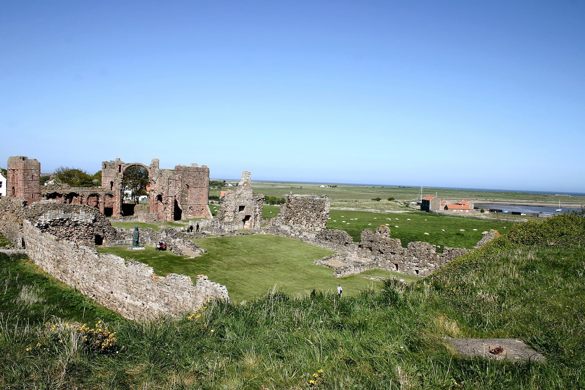 Ruínas do priorado de Lindisfarne, onde Aidan, enviado de Iona, fundou em 635 o mosteiro que converteu a Nortúmbria