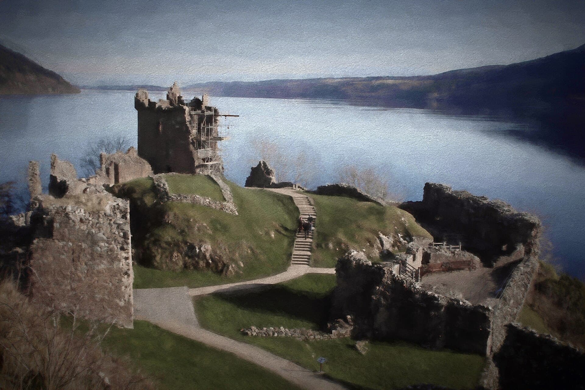 O lago Ness com as ruínas do castelo de Urquhart perto de Inverness, na terra dos Pictos do Norte evangelizados por Columba