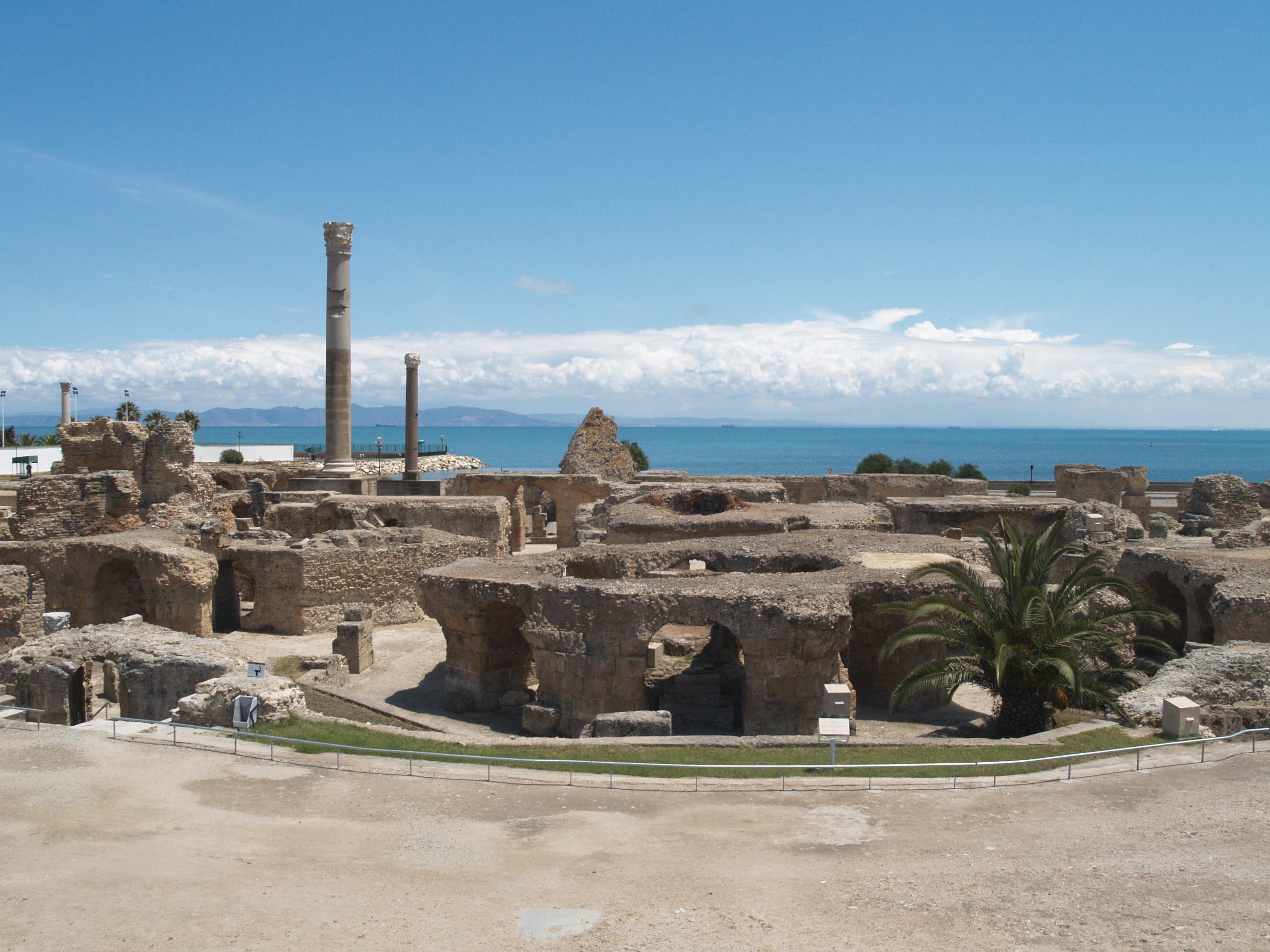 Ruines des thermes d'Antonin à Carthage, au bord de la Méditerranée