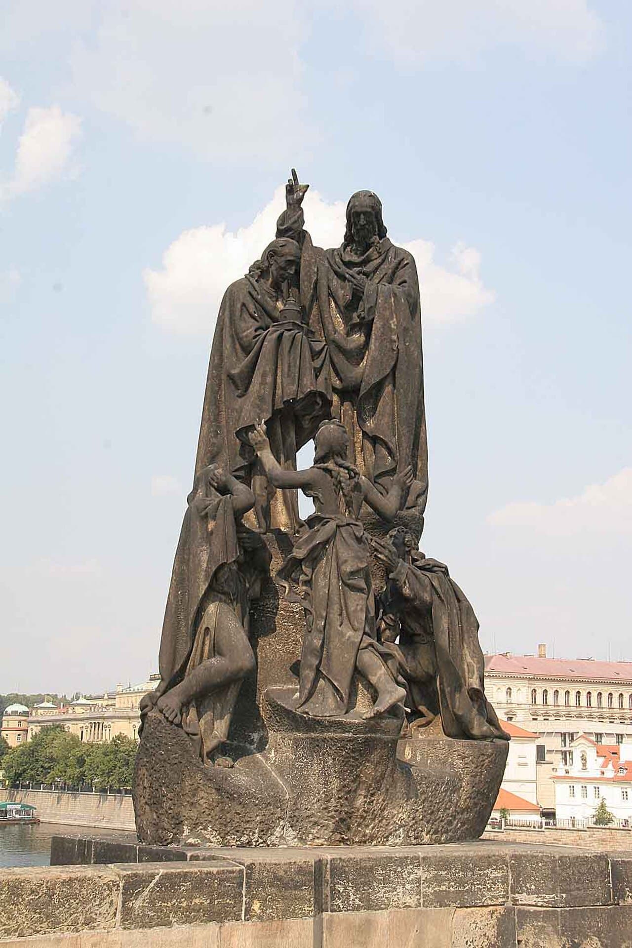 Estatua de los santos Cirilo y Metodio en el puente Carlos de Praga
