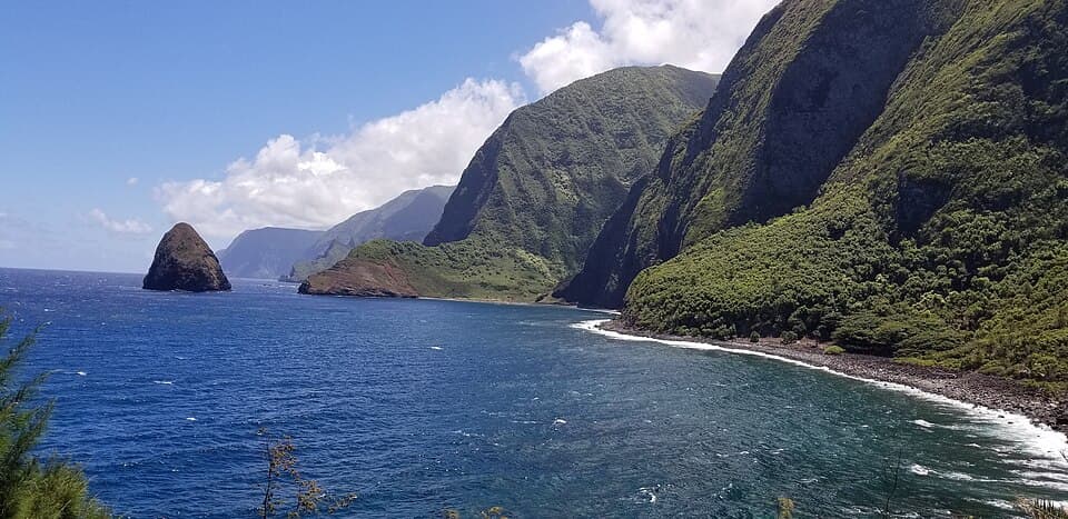 Die Meeresklippen von Kalaupapa, die die Halbinsel Molokais isolieren