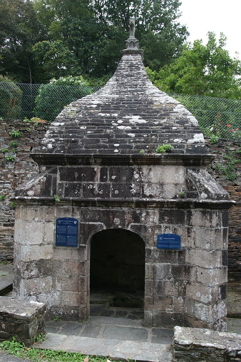 Fontaine Saint-Efflam en pierre à Plestin-les-Grèves