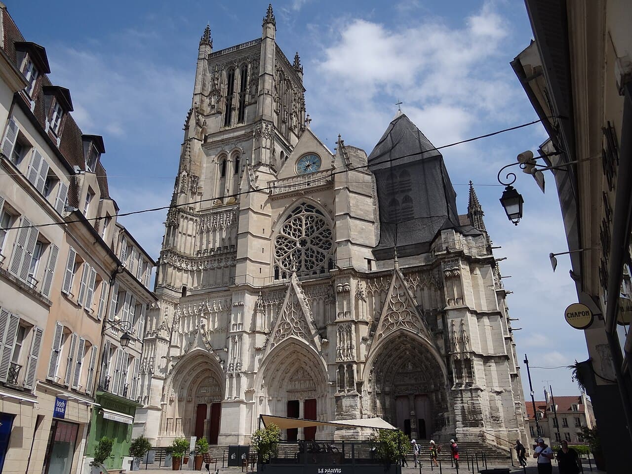 Façade de la cathédrale Saint-Étienne de Meaux, édifice actuel postérieur à saint Faron