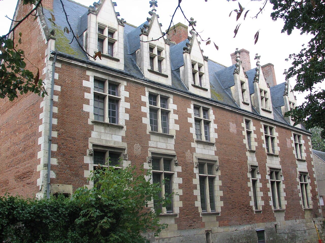 Façade actuelle en brique et pierre du château de Plessis-lès-Tours