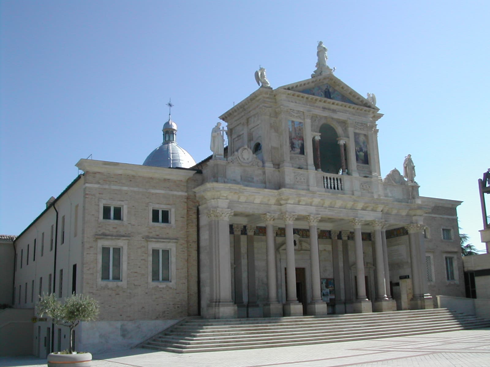 Santuario de San Gabriele dell'Addolorata en Isola del Gran Sasso