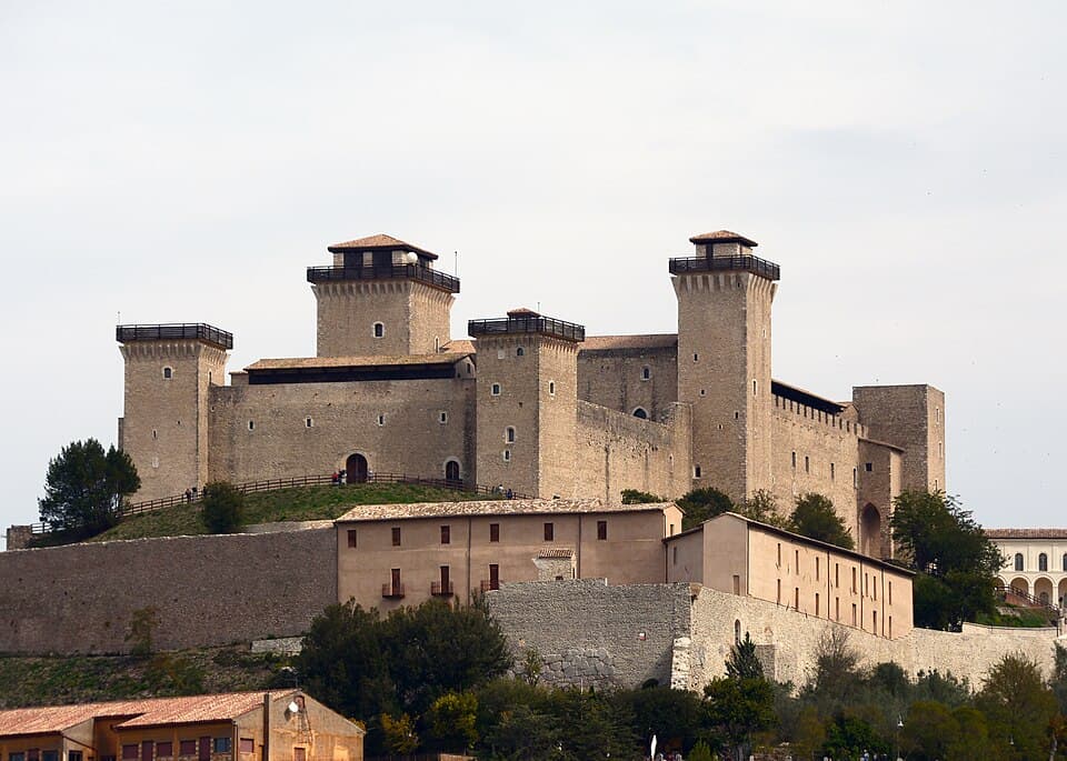 La Rocca Albornoziana dominando Spoleto, ciudad donde creció Francesco Possenti