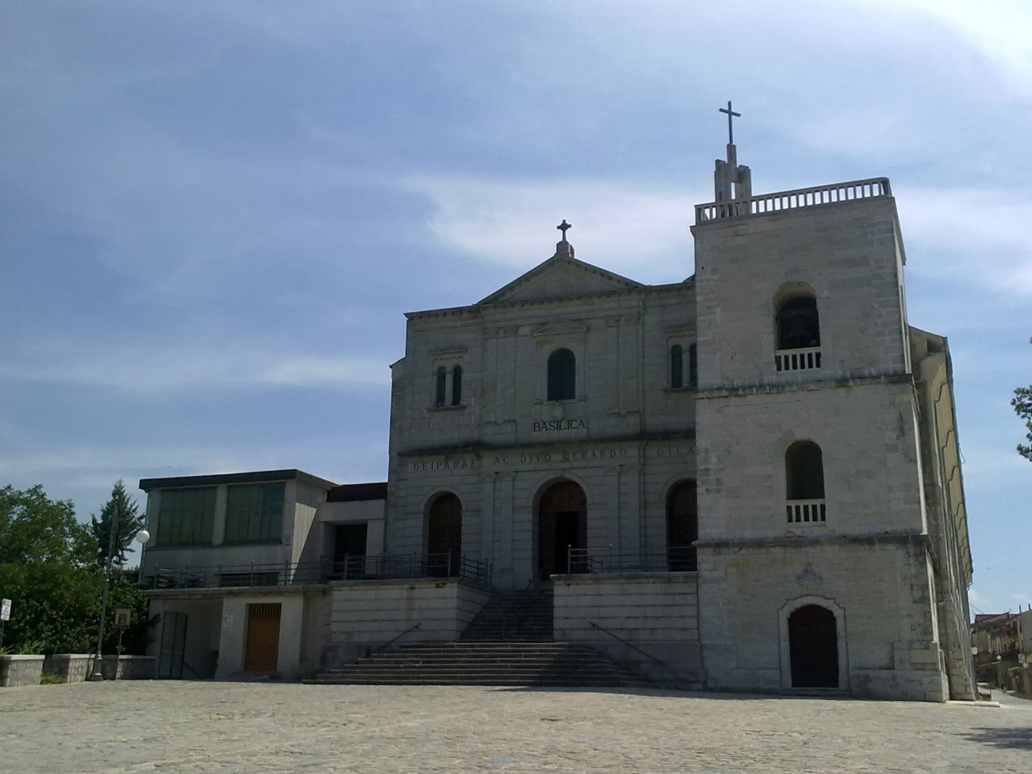 Fachada de la antigua basílica San Gerardo Maiella en Materdomini