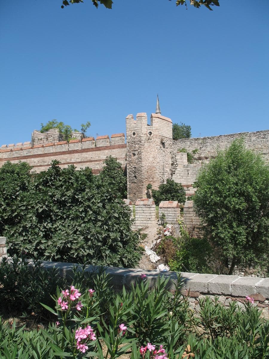 Heutiger Zustand der theodosianischen Mauern in Istanbul