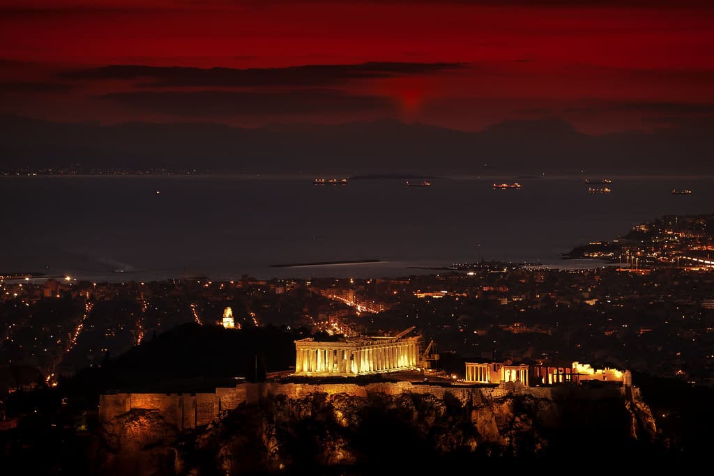 O Pártenon na Acrópole de Atenas, iluminado ao anoitecer