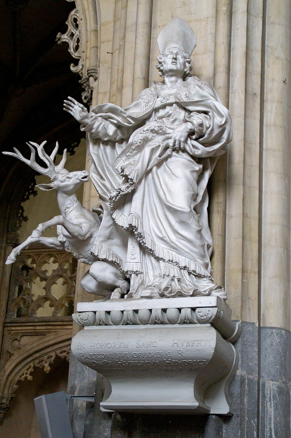 Statue de saint Hubert en évêque, tenant un livre et bénissant, œuvre de Jean Delcour, collégiale Saint-Pierre de Liège