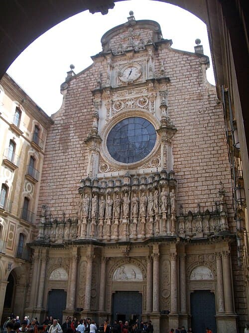Fachada de la basílica del monasterio de Montserrat