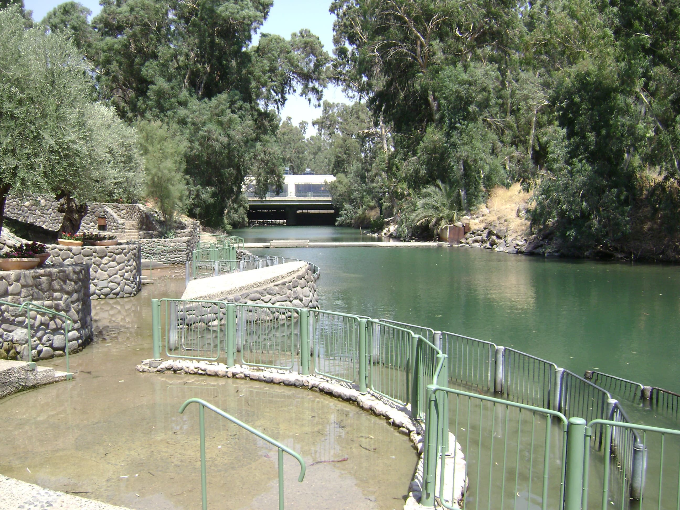 Il fiume Giordano al sito battesimale di Yardenit