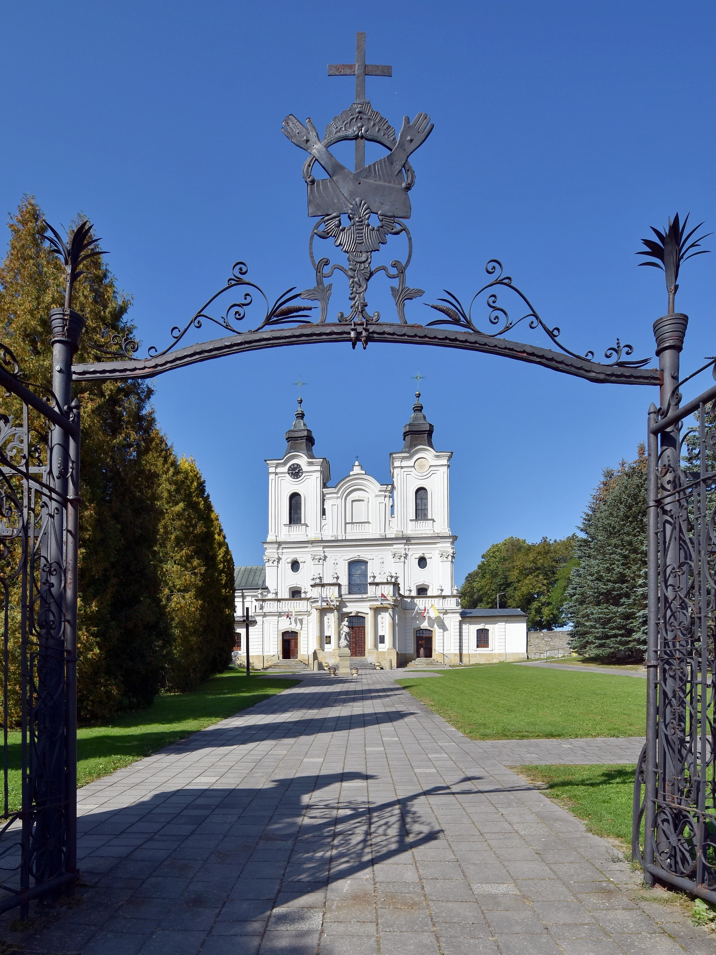 Fassade der Bernhardinerkirche in Dukla, vom Portal aus gesehen, 2020