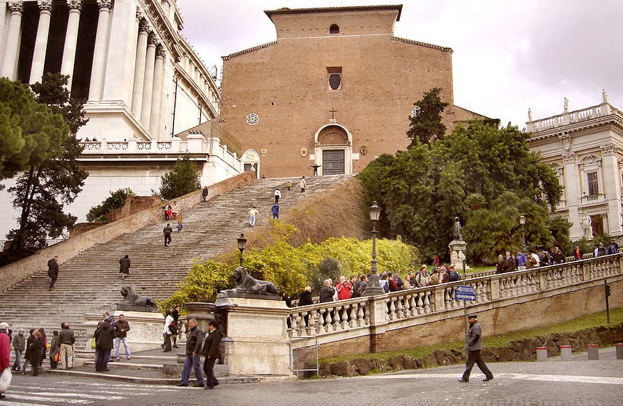 Facciata e scalinata della basilica di Santa Maria in Aracoeli a Roma.