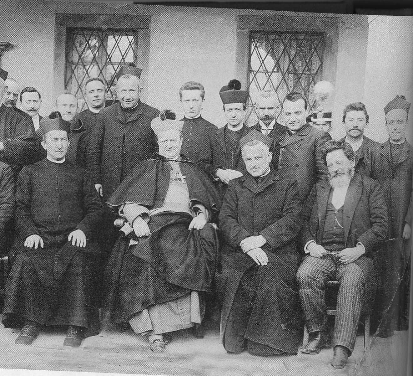 El obispo Giacomo Radini-Tedeschi con sus sacerdotes hacia 1910; el joven Angelo Roncalli está en la fila de atrás, a su izquierda
