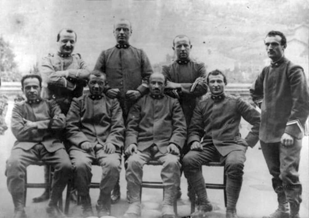 Sacerdotes movilizados en 1915; el padre Roncalli, segundo desde la izquierda en la fila de atrás, sirvió como camillero y luego como capellán