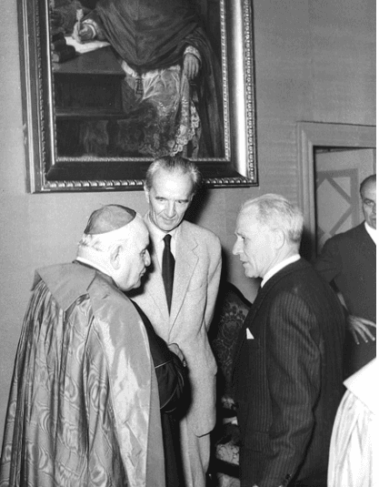 El cardenal Angelo Roncalli, patriarca de Venecia, conversa con el alcalde de Bérgamo en septiembre de 1954