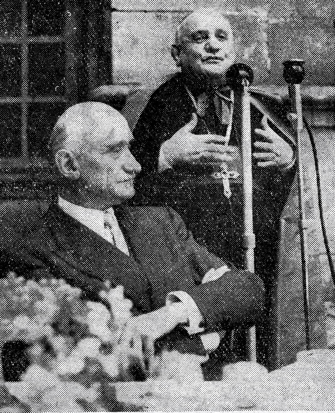 El nuncio Angelo Roncalli habla ante el ministro francés de Asuntos Exteriores Robert Schuman en Luxeuil, en julio de 1950