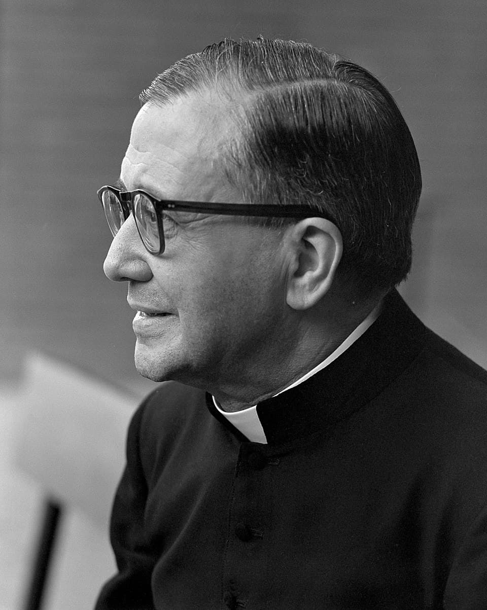Heiliger Josemaría Escrivá, Gründer des Opus Dei, fotografiert in schwarzer Soutane
