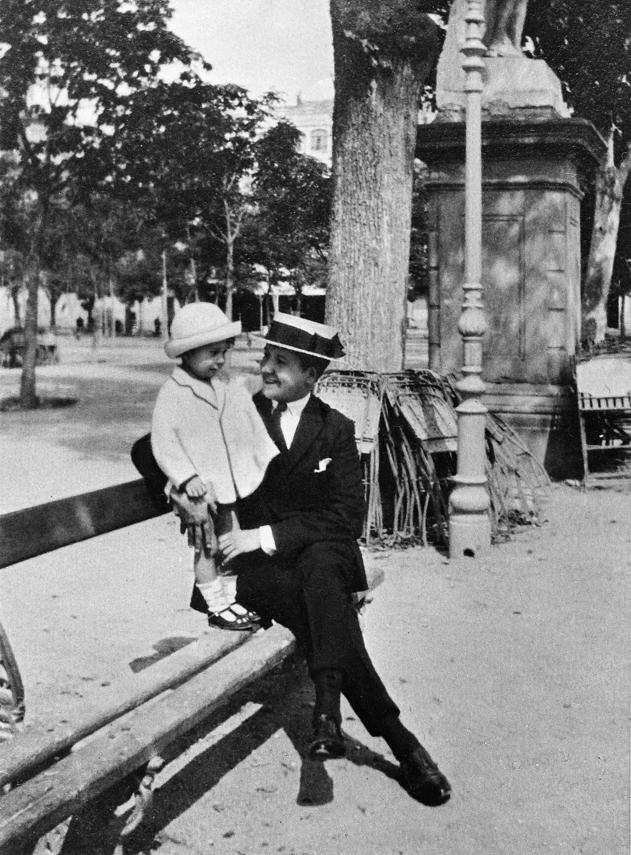 Josemaría Escrivá mit 19 Jahren mit seinem jüngeren Bruder Santiago, Mai 1921