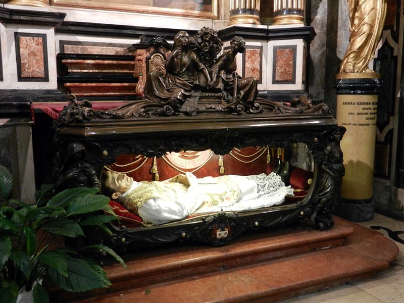 Châsse de saint Joseph Cafasso au sanctuaire de la Consolata, à Turin.