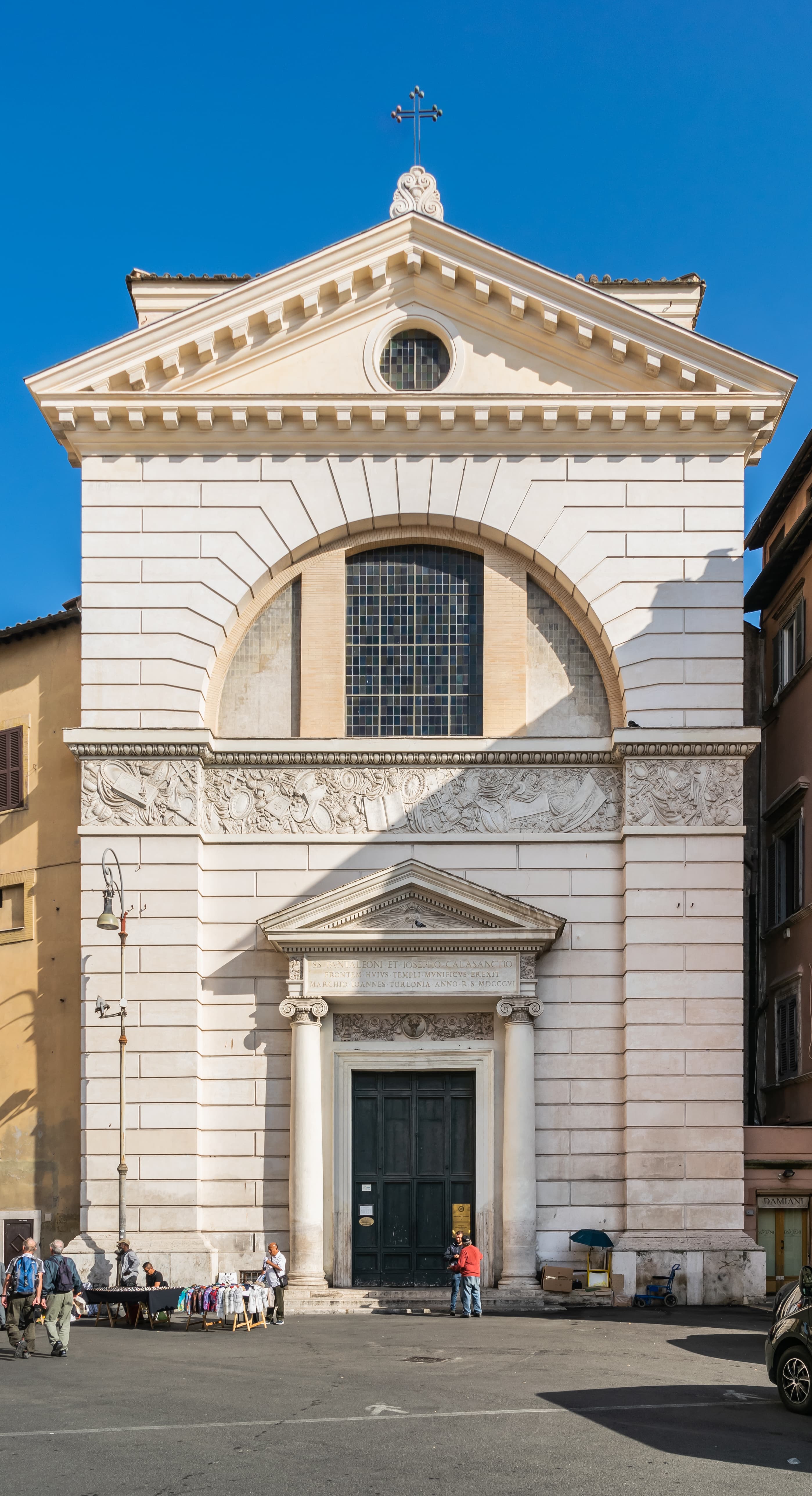 Fachada de la iglesia San Pantaleón en Roma, casa madre de los Escolapios